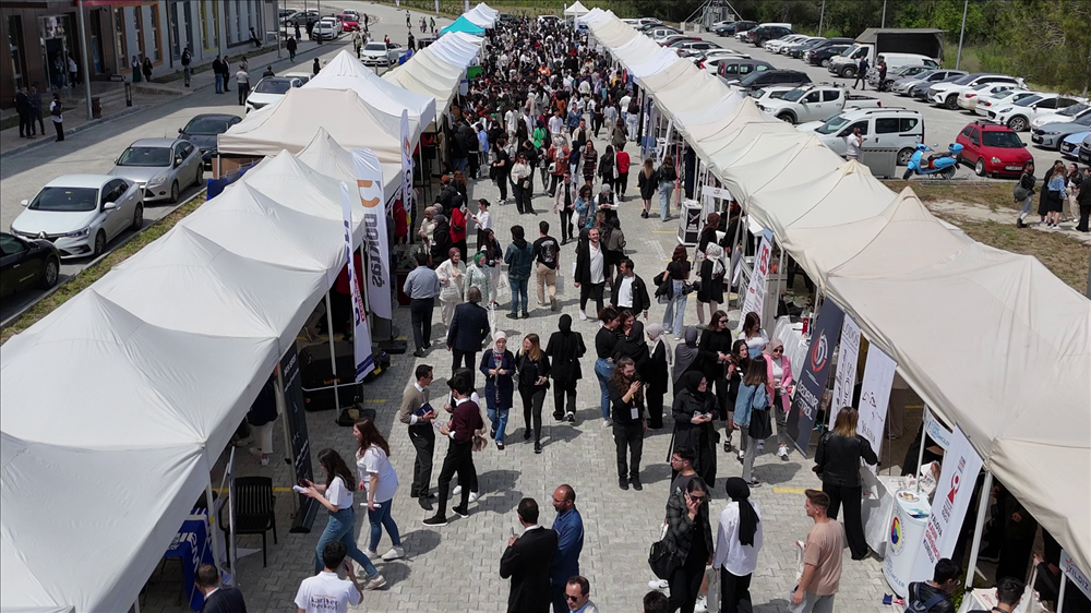 Yalova Üniversitesi I. Kariyer Fuarına Yoğun İlgi